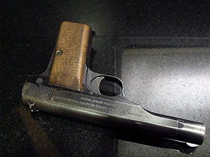 Vista frontal izquierda de la Browning FN1922