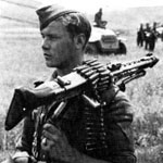 Soldado con una MG-42 Kursk