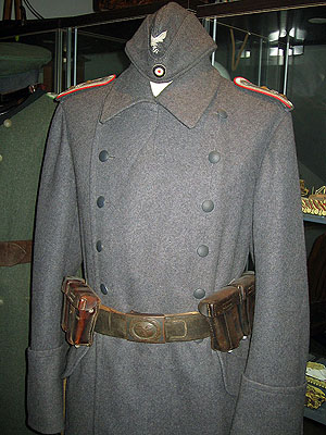 Abrigo para suboficial de la Luftwaffe Flak con cintur&oacute;n, cartucheras, y corrilla cuartelera