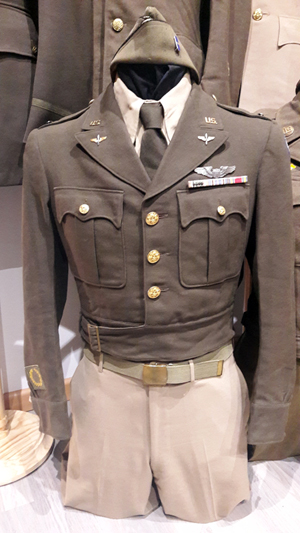 Uniforme oficial piloto especializado de la 9ª Fuerza Aerea USAAF, perteneciente a teniente de 1ª.