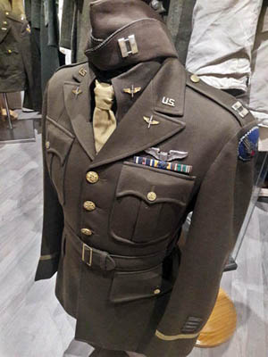 Uniforme de capitan perteneciente a Robert F. Lovett de la Fuerza Aerea USAAF (MAAF), con gorra garrison.