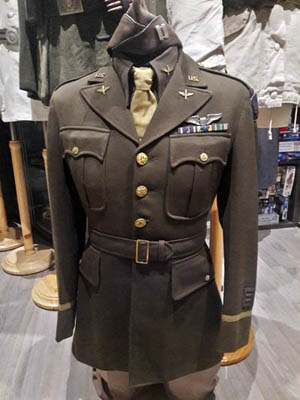 Uniforme de capitan perteneciente a Robert F. Lovett de la Fuerza Aerea USAAF (MAAF), con gorra garrison.