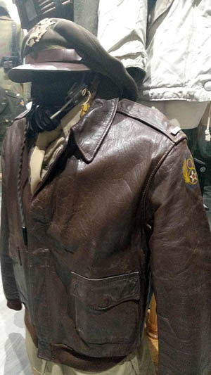 Uniforme y chaqueta tipo A2 de piloto USAAF, perteneciente a un teniente de 1ª piloto de bombardero B17 92th bomb group 8th AAF