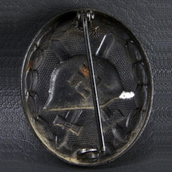 vista frontal condecoración original de herido en negro de la wehrmacht