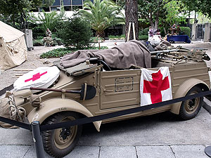 Volkswagen de la cruz roja - patio interior de la Feria No Sólo Militaria 2012