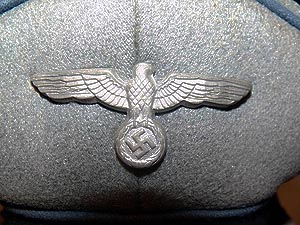 Vista frontal del emblema aguila nacional, fabricada en aluminio