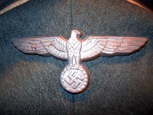 Vista frontal del emblema aguila nacional, fabricada en zinc 