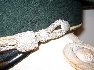 Vista detalle del cordon plateado y boton de sujeción