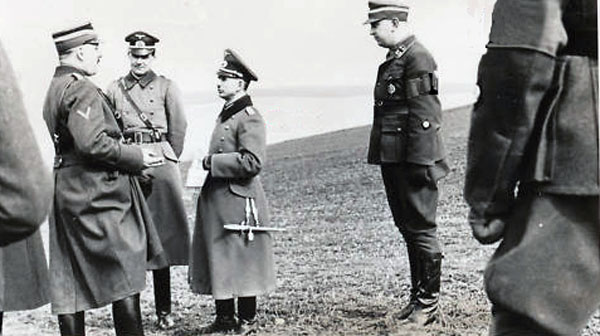 Oficiales de la Wehrmacht portando abrigos M36, se aprecia la daga suspendiad del bolsillo izquierdo