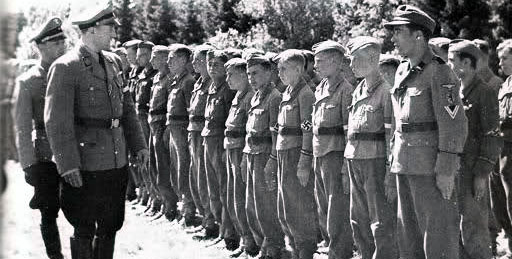 Jovenes reclutas de la SS HitlerJugent con el uniforme de trabajo HBT