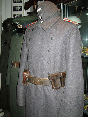 Abrigo para suboficial de la Luftwaffe Flak con cintur&oacute;n, cartucheras, y corrilla cuartelera