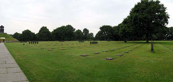 Cementerio Alemán de la Segunda Guerra Mundial "La Cambe" en Normandia (Francia)