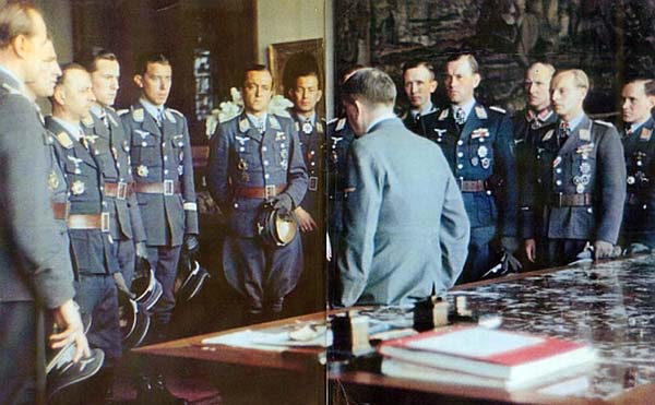 Oficiales de la Luftwaffe portando cinturones de 60mm